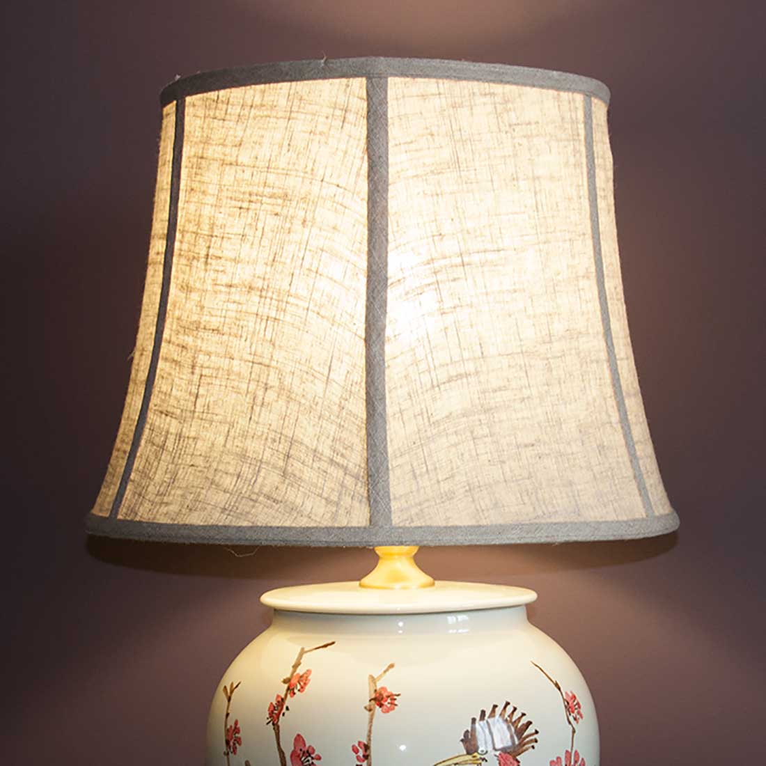 Лампа настольная, фарфоровая "Удод на ветвях дикой сливы (мэйхуа)" купить в интернет-студии декора / шоурум | ChinaHouse.Studio