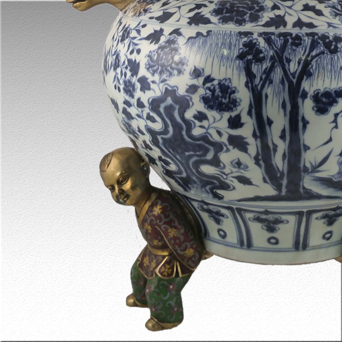 Китайская ваза, "Богатства и долголетия" бело-синий фарфор с бронзой в интернет-студии декора / шоурум | ChinaHouse.studio