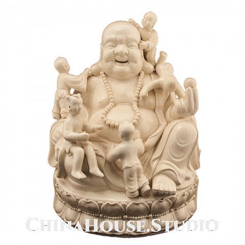 Статуэтка, фарфоровая - "Хотэй - окруженный счастливыми детьми" - Бог богатства и плодовитости в интернет студии декора / шоурум | ChinaHouse.studio